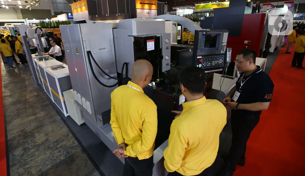 Pengunjung melihat peralatan industri yang dipamerkan  dalam Manufacturing Indonesia 2019 di JIExpo, Kemayoran, Jakarta, Rabu (4/12/2019). Pameran manufaktur internasional terbesar di Indonesia tersebut berlangsung 4-7 Desember 2019. (Liputan6.com/Angga Yuniar)