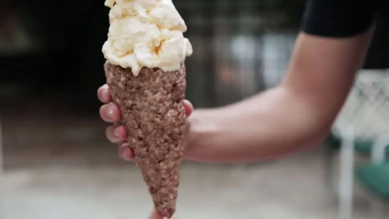 Kamu Bisa Bikin Kerupuk Es Krim Sendiri dari Marshmallow, Lho!
