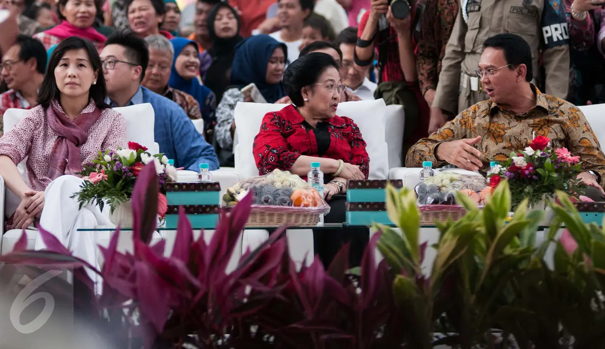 Ki-ka: Istri Ahok Veronica Tan, Presiden ke-5 Megawati Soekarnoputri dan Gubernur DKI Jakarta Basuki Tjahaja Purnama saat hadir dalam peresmian RTH dan RPTRA Kalijodo di Jakarta, Rabu (22/2). (Liputan6.com/Gempur M Surya)