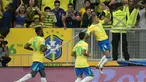 Penyerang Brasil, Raphinha (kanan) merayakan gol dengan rekan setimnya pada pertandingan sepak bola kualifikasi Piala Dunia FIFA 2026 zona Amerika Selatan melawan dan Peru di stadion Mane Garrincha, Brasilia, Selasa 15 Oktober 2024 atau Rabu (16/10/2024) pagi WIB. (NELSON ALMEIDA/AFP)