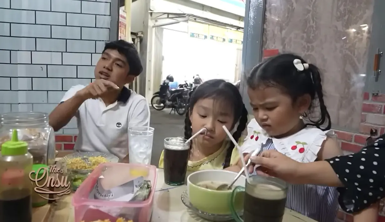 Momen Thania saat melihat bubur kacang ijo. Dua anak perempuan Ruben dan Sarwendah ini memesan roti bakar. Sedangkan Betrand Peto memesan mie goreng plus telor rebus. [Youtube/The Onsu Family]