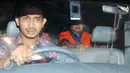 Mantan Sekjen Partai NasDem, Patrice Rio Capella (kanan) saat berada didalam mobil tahanan KPK di Jakarta, Jumat (23/10/2015). Capella akan digelandang ke Rumah Tahanan KPK. (Liputan6.com/Helmi Afandi)