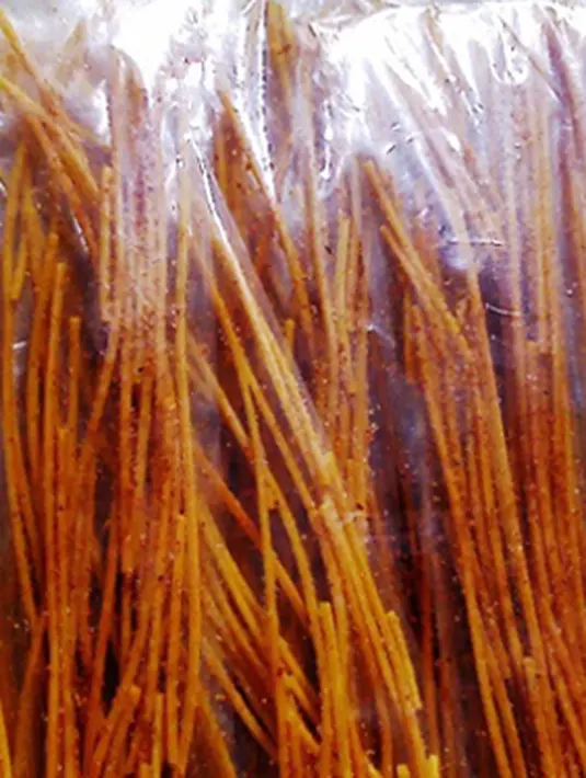Mie lidi merupakan jajanan Tradisional yang sampai saat ini tetap digemari masyarakat, varian rasa yang lebih beragam membuat jajanan ini hits kembali. Rasa pedas, manis atau asin menjadi teman favorit saat ingin bersantai. (Istimewa)