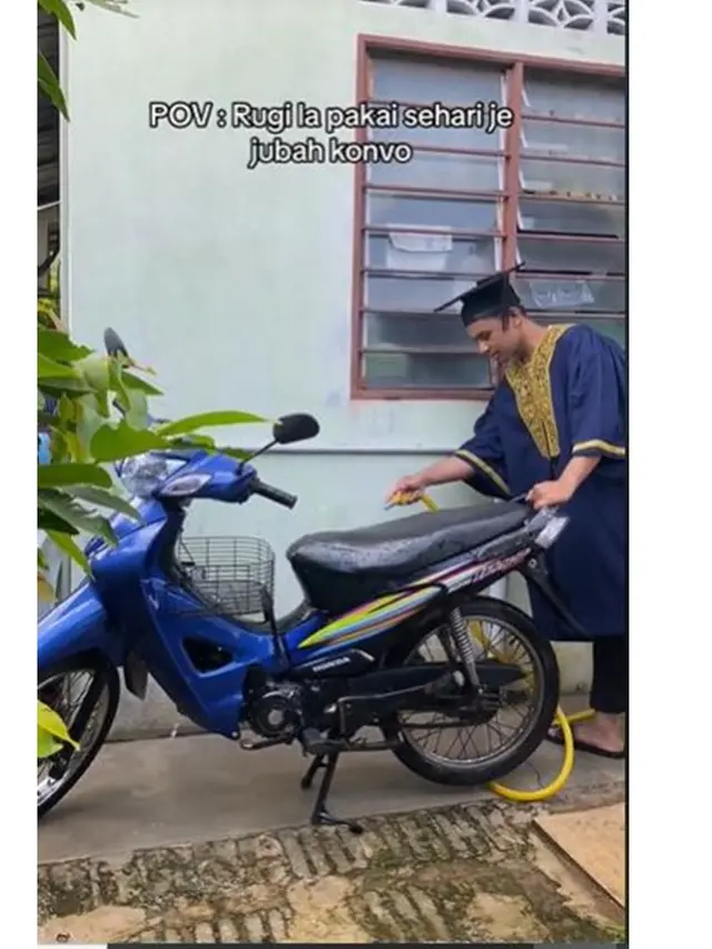 Enggak Mau Rugi, Aksi Pria Ini Kocak Pakai Toga Wisuda Seharian Sambil Bebersih Rumah