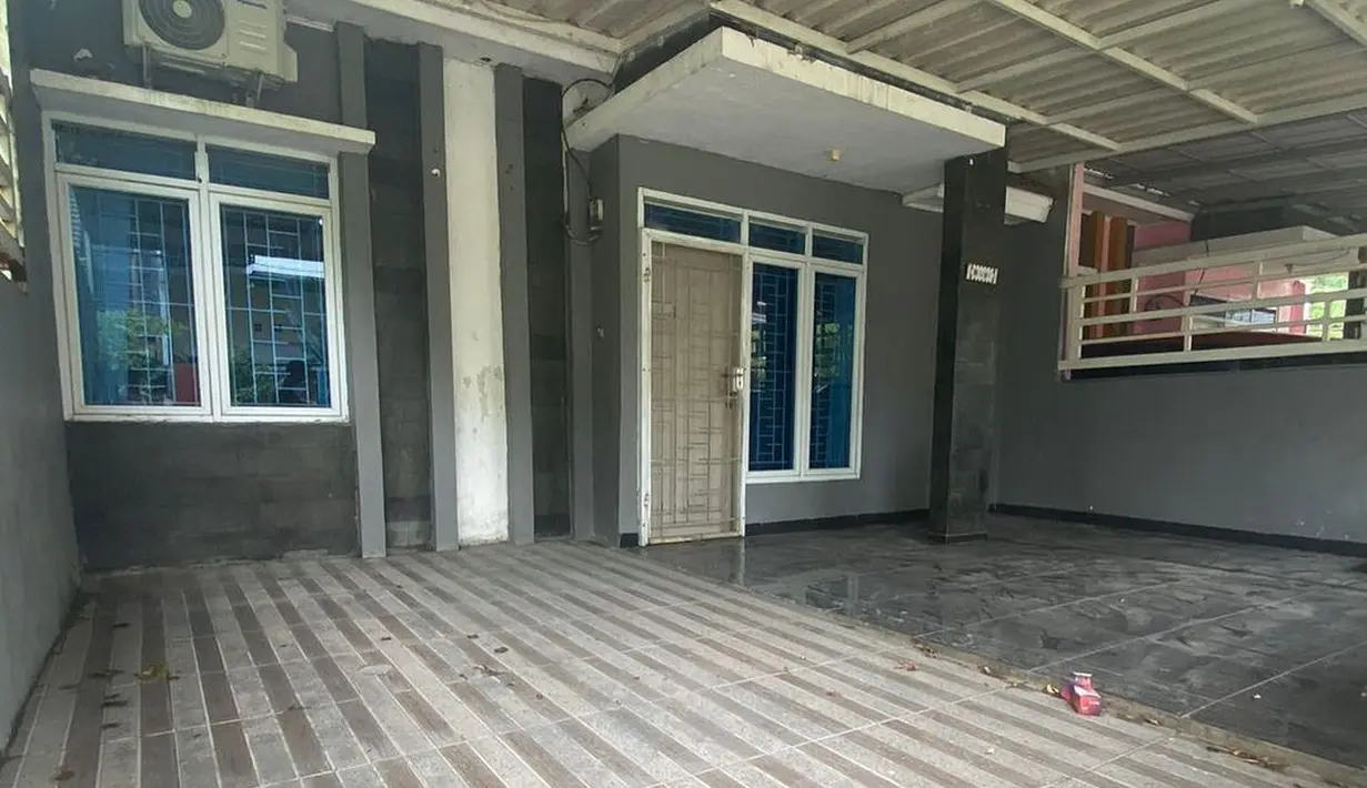 Disisi lain, melalui akun instagramnya Zaskia Gotik mengiklankan salah satu rumah untuk di jual. Penyanyi kelahiran Bekasi itu menjual rumah yang berada di kawasan Bekasi. Berikut beberapa potret rumah Zaskia yang dijual [Instagram/zaskia_gotix]