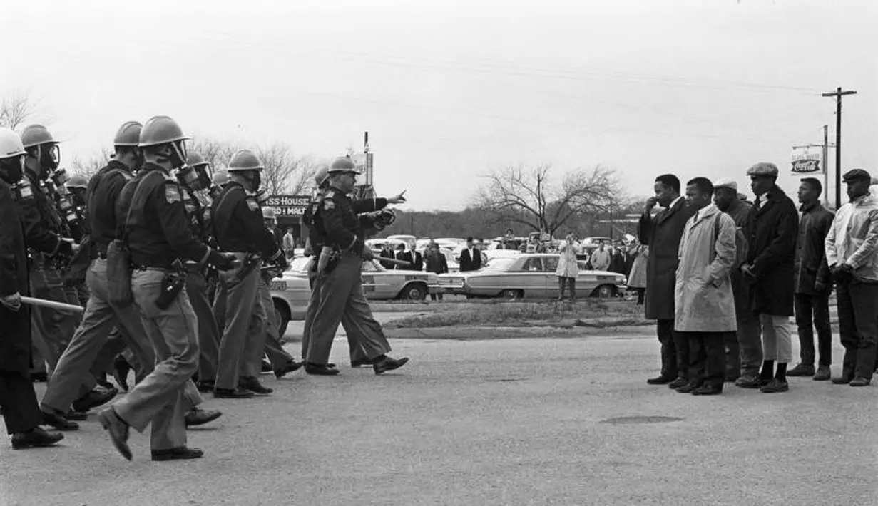 Lebih dari 50 terluka dari 600 orag yang protes. Joanne megatakan gas air mata pun dilemparkan dan menambah ketakutannya dalam masa Bloody Sunday Alabama, 1965. (wfdd.org)
