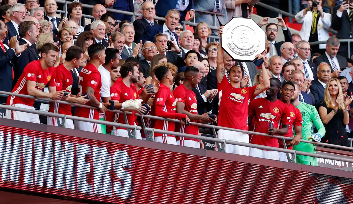 Ekspresi bahagia Zlatan Ibrahimovic saat menjuari Piala Community Shield di stadion Wembley, London, Inggris, (1/8). Gol Ibrahimovic menit ke 83 menjadi penentu kemengangan MU atas Leicester City. (Reuters/Andrew Couldridge)