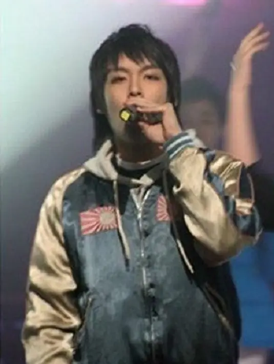 Pada 2007 saat tampil di sebuah acara TV, T.O.P terlihat mengenakan jaket yang terdapat patch bergambar bendera matahari terbit. Tanda ini dianggap terlalu ofensif di beberapa negara Asia. (Foto: kpopmap.com)