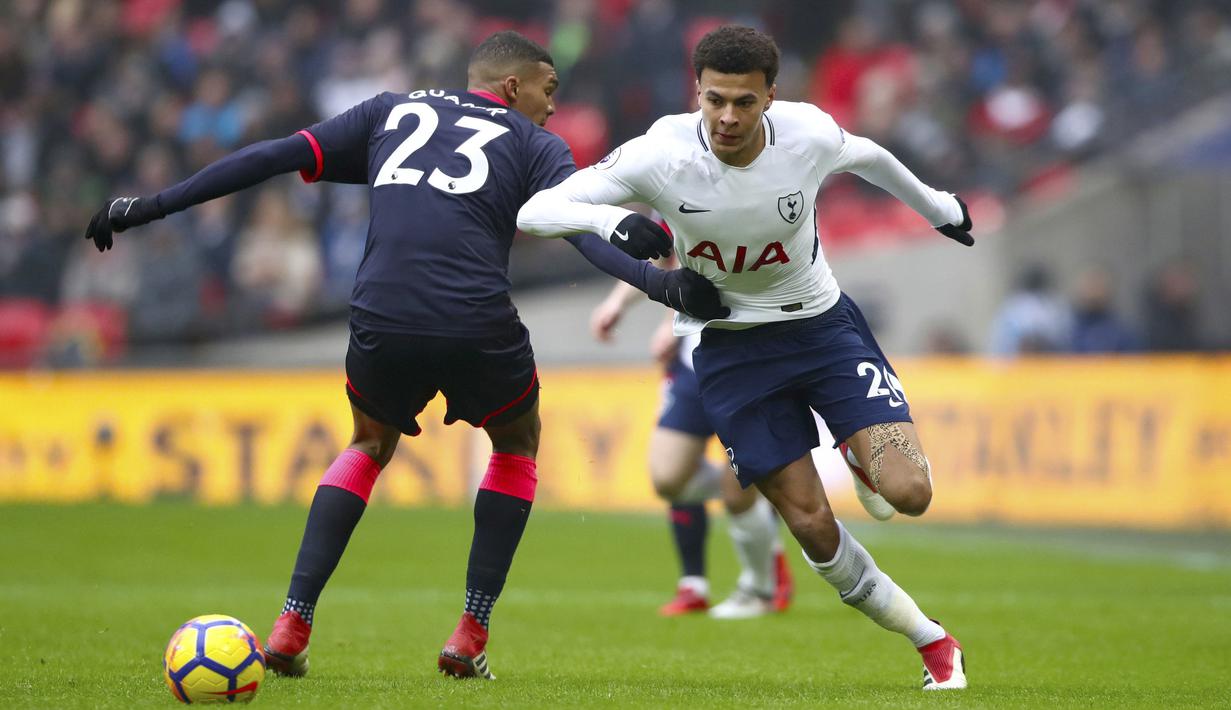 Aksi pemain Tottenham Hotspur,Dele Alli melewati adangan pemain Huddersfield, Collin Quaner (kiri) pada laga Premier League di Wembley Stadium, London, (3/3/2018). Tottenham menang 2-0.  (John Walton/PA via AP)