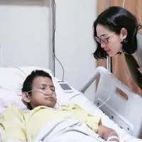 Andien saat menjenguk Rosida (Instagram/@andienaisyah)