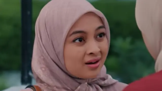Neneng Risma sebagai Wati dalam film Kupilih Jalur Langit. (Foto: Dok. MD Pictures)