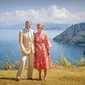 Raja Belanda Willem-Alexander dan Ratu Maxima berfoto di Bukit Singgolom, Desa Lintong Nihuta, Kecamatan Tampahan, Kabupaten Danau Toba. (dok. Instagram @koninklijkhuis/https://www.instagram.com/p/B9n3E5qnHHy/)