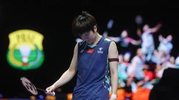 Tunggal putri China, Wang Zhi Yi, tertunduk lesu setelah ditaklukkan wakil Korea Selatan An Se Young pada final Indonesia Open 2025 di Istora Senayan, Jakarta, Minggu, 8 Juni 2025.  (Bola.com/M Iqbal Ichsan)
