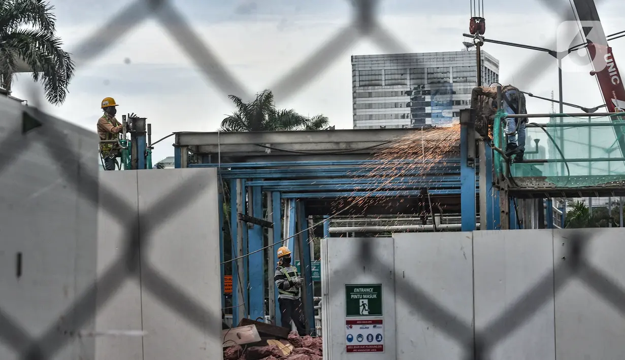 Para pekerja menyelesaikan pembongkaran Halte Transjakarta Bank Indonesia di Jalan MH Thamrin, Jakarta, Senin (18/1/2021). Halte tersebut dibongkar untuk kelanjutan proyek MRT Fase 2 CP201 rute Bundaran HI-Harmoni yang ditargetkan rampung pada Maret 2025. (merdeka.com/Iqbal S. Nugroho)