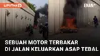 Sebuah motor tergeletak dan terbakar di pinggir jalan di underpass mengundang perhatian