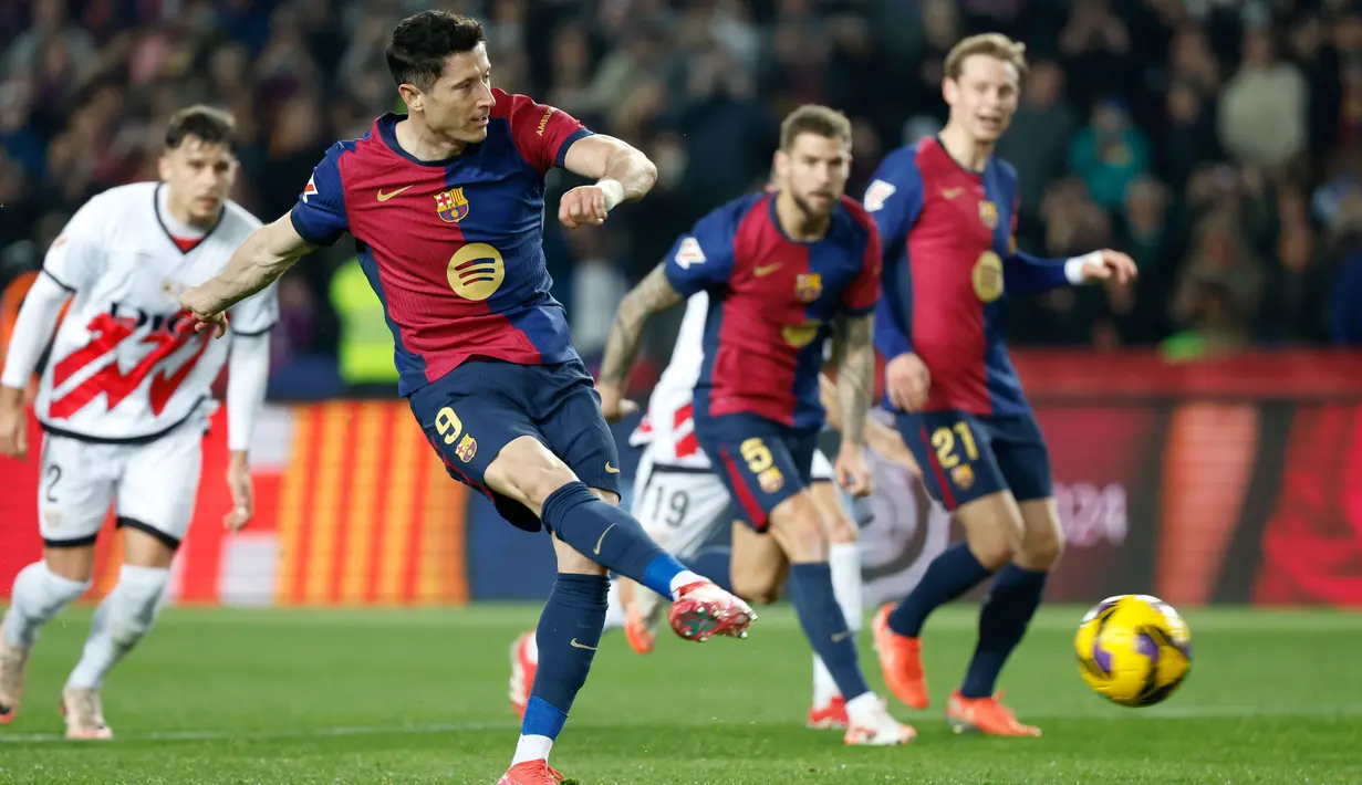 Pada laga ini Rayo memberikan perlawanan dengan baik, tapi Barca tampil cukup solid. Gol tunggal kemenangan Barca datang dari eksekusi penalti Robert Lewandowski di menit ke-28. (AP Photo/Joan Monfort)