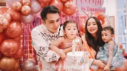 Pertama kali ulang tahunnya dirayakan, Aleena antusias saat meniup lilin. Rizky Alatas dan Adzana Bing Slamet pun turut meniup lilin bareng buah hatinya. Sementara adiknya, Kyna Zayna Alatas tampak heran karena melihat sang kakak meniup lilin. Dekorasi perayaan ulang tahun Aleena sangat manis dengan warna-warna ceria. Penampilan kasual Adzana dan Rizky Alatas curi perhatian karena bak ABG. (Liputan6.com/IG/@adzanabs)