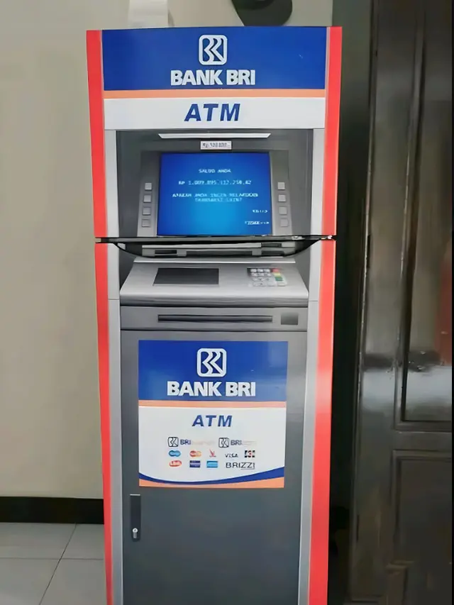 6 Potret Kulkas Ditempeli Stiker ATM Ini Bikin Orang Rumah Jadi Terkecoh