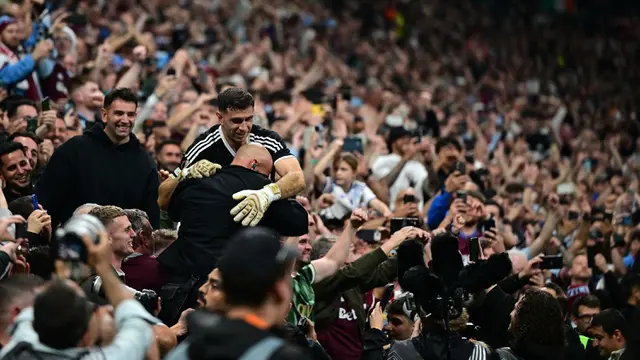Foto: Suka Cita Para Pemain dan Suporter Aston Villa setelah Pastikan Gelar Juara Liga Europa, Unai Emery Catatkan Sejarah Memukau