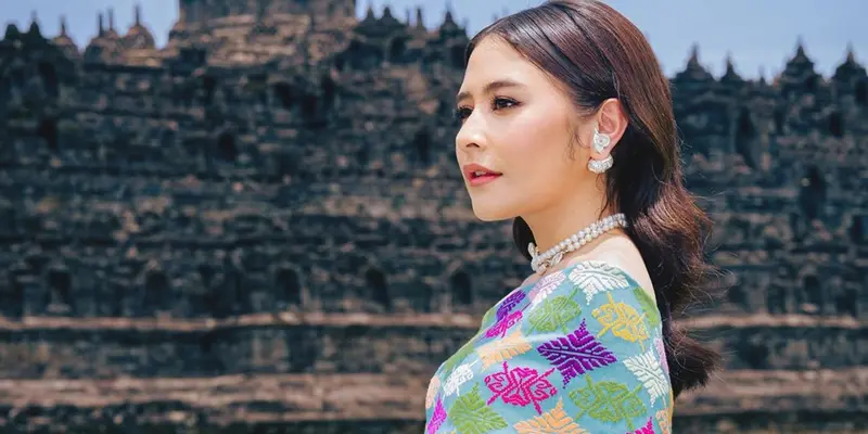 Potret Prilly Latuconsina di Candi Borobudur, Menawan dengan Kain Nusantara