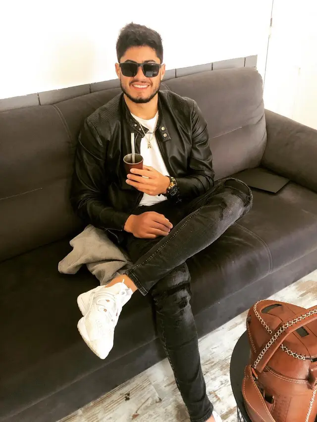 7 Gaya Adilson Maringa saat di Luar Lapangan, Tampil Stylish