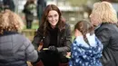 Kate Middleton berbincang dengan anak-anak saat mengunjungi Sekolah Dasar Robin Hood di London, Inggris (29/11). Kedatangan Kate Middleton untuk merayakan sepuluh tahun Kampanye The Royal Horticultural Society (RHS). (AFP Photo/Pool/Eddie Mulholland)