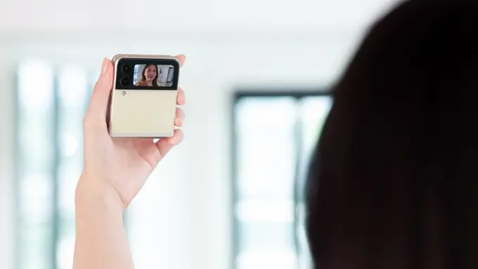 Lebih Ringkas dan Inovatif, Ini Dia Keistimewaan Samsung Galaxy Z Flip3 5G