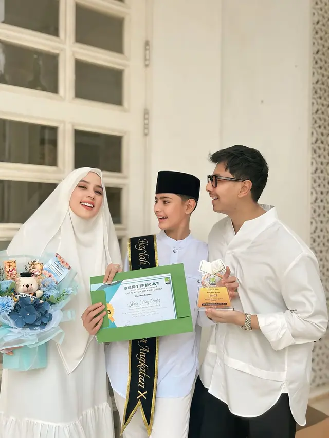 6 Potret King Faaz Wisuda Juz 28 Jelang Idul Adha, Fairuz dan Sonny Septian Bangga