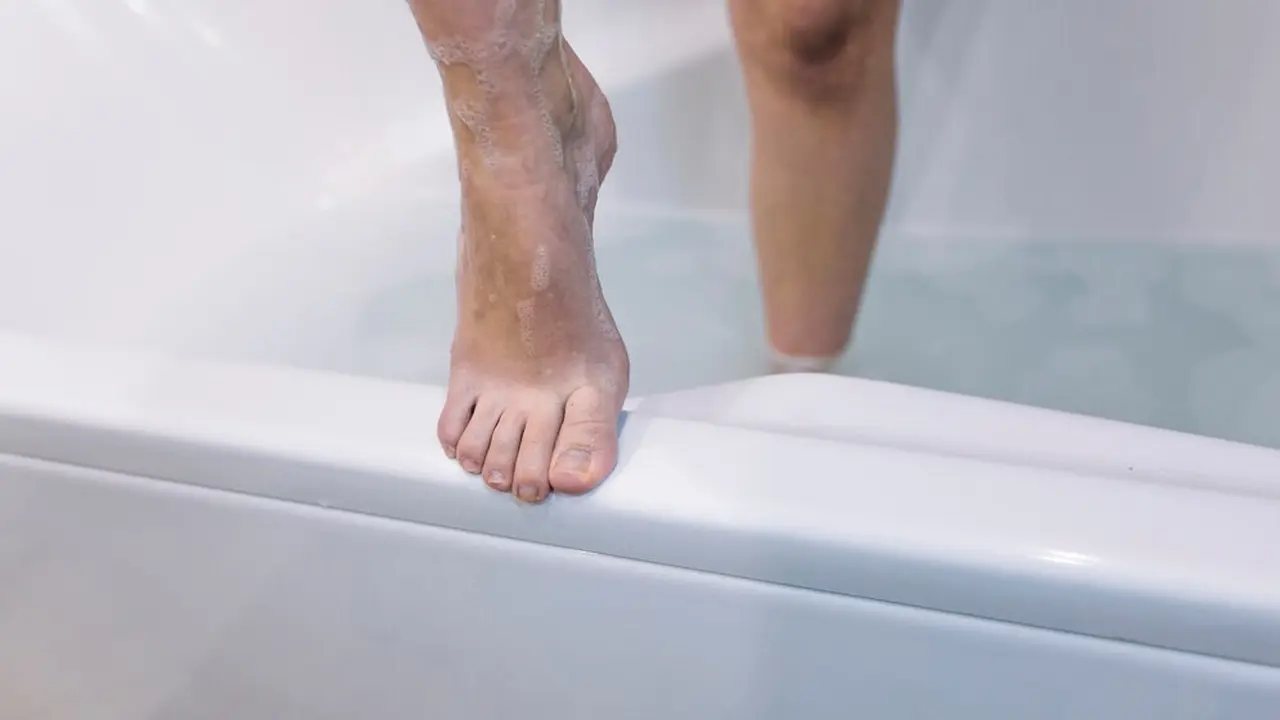 Kaki berendam di air