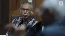 Terdakwa perkara merintangi penyidikan dugaan korupsi E-KTP dengan tersangka Setya Novanto, Bimanesh Sutarjo saat mengikuti sidang lanjutan di Pengadilan Tipikor, Jakarta, Senin (16/4). Sidang mendengar keterangan saksi. (Liputan6.com/Helmi Fithriansyah)