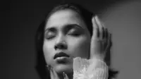 Final trailer film Pemandi Jenazah yang dibintangi Aghniny Haque diperkenalkan kepada publik. Karya Hadrah Daeng Ratu tayang di bioskop Kamis (22/2/2024). (Foto: Nugraha Ananda dari Instagram @aghninyhaque)