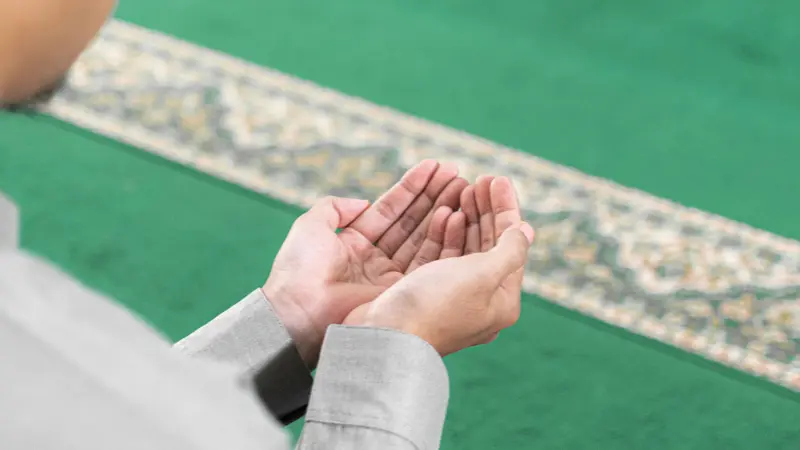 Ilustrasi muslim memanjatkan doa