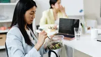 Tips Hemat Makan Siang di Kantor, Tetap Enak Tanpa Bikin Kantong Jebol