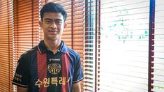 Pratama Arhan berpose di depan fotografer setelah perkenalan pemain baru Suwon FC yang berlangsung di Hotel Sultan, Jakarta, Kamis (15/02/2024) WIB. (Bola.com/Bagaskara Lazuardi)