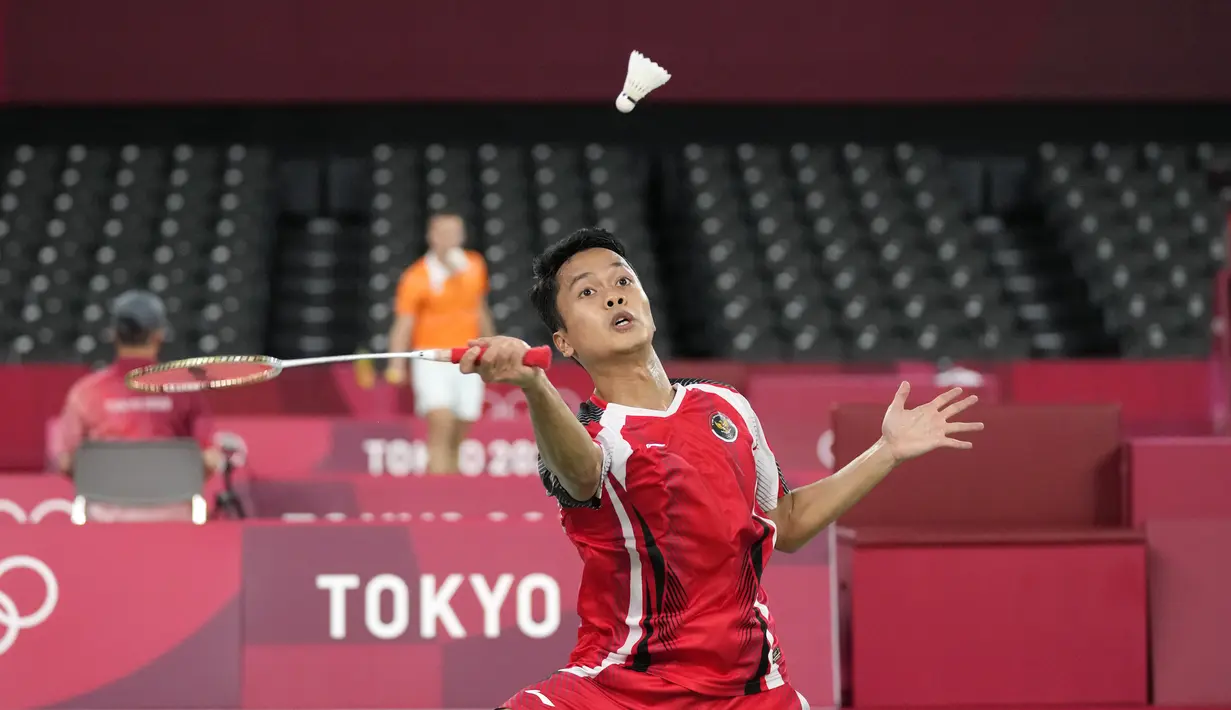 Pebulu tangkis Indonesia Anthony Sinisuka Ginting saat melawan pebulu tangkis Jepang Kanta Tsuneyama pada pertandingan tunggal putra Olimpiade Tokyo 2020 di Tokyo, Jepang, Kamis (29/7/2021). Ginting lolos ke perempat final Olimpiade Tokyo 2020 usai mengalahkan Kanta. (AP Photo/Dita Alangkara)