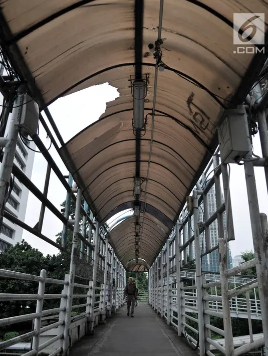 Kondisi jembatan penyeberangan orang (JPO) yang berada di Jalan Sudirman, Jakarta, Rabu (17/4). JPO yang berada di tengah gedung-gedung perkantoran ini tidak terlihat terurus dan usang. (Merdeka.com/Iqbal Nugroho)