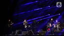 Euforia penonton pun terus menggebu ketika Eric Martin melantunkan Take Cover, Undertow, hingga Daddy, Brother, Lover, Little Boy. Band itu juga tak lupa menunjukkan identitasnya sebagai rocker seperti ketika Paul Gilbert melakukan drill dengan gitarnya. (Liputan6.com/Johan Tallo)