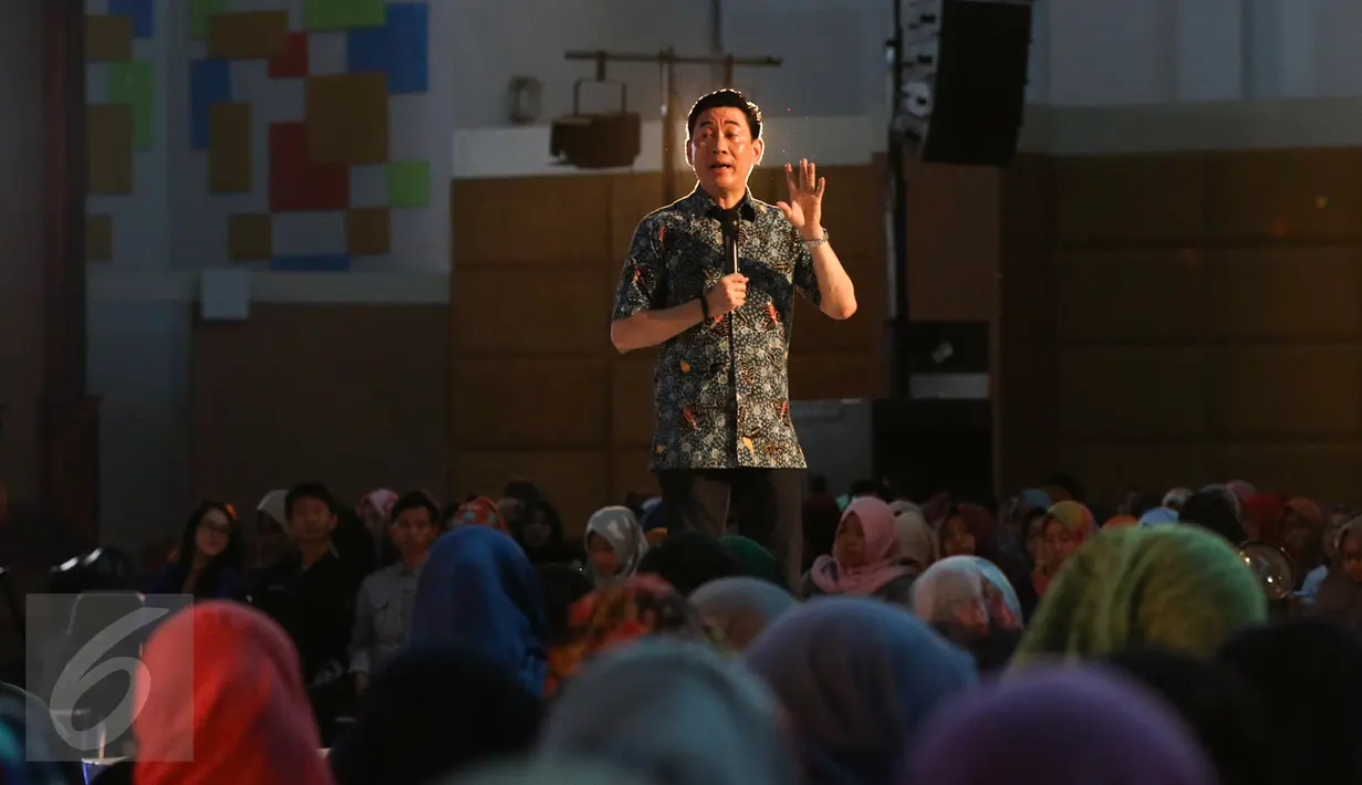 CEO Microsoft Indonesia, Andreas Diantoro menceritakan perjalannya hingga bisa menjadi orang nomor 1 di Microsoft Indonesia di Kampus Negeri Semarang, Jawa Tengah, Rabu (5/4). (Liputan6.com/Yoppy Renato)