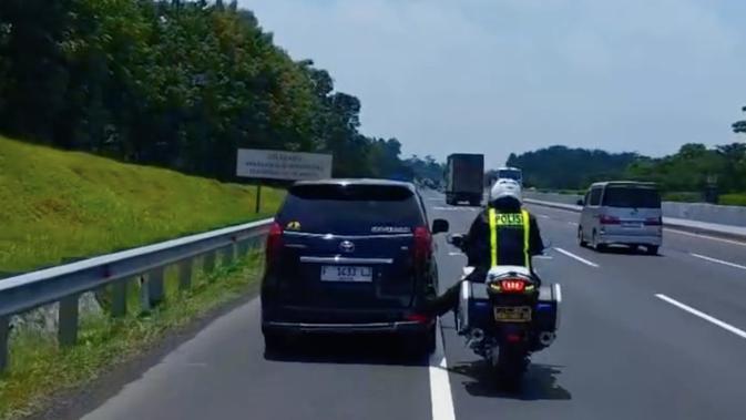 Video Viral Aksi Polisi Dorong Mobil Pemudik dengan Kaki 3km di Tol Cipali