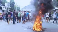 Puluhan warga Kelurahan Monta Baru, Kecamatan Woja, Kabupaten Dompu, Nusa Tenggara Barat, memblokir jalan sebagai bentuk kekecewaan. (Liputan6.com/ Miftahul Yani)