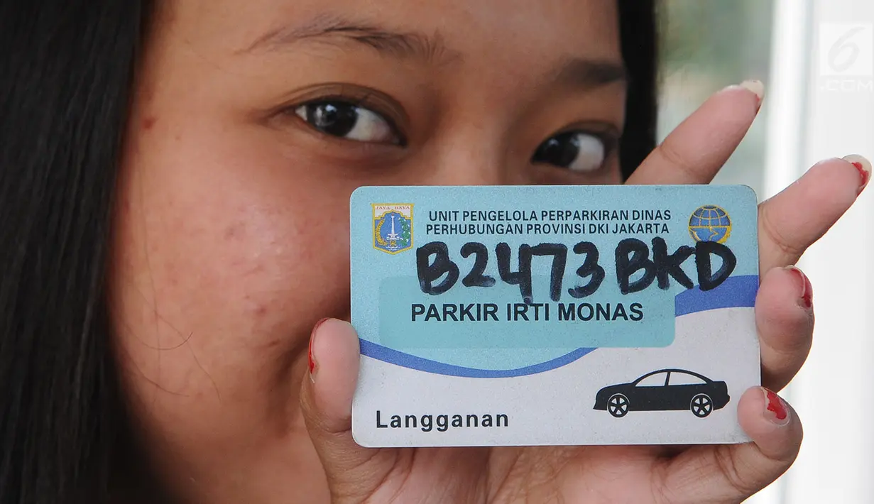 Petugas menunjukkan kartu parkiran IRTI kawasan Monas, Jakarta, Jumat (11/1). Tarif parkir langganan bulanan untuk PNS pun naik sekitar delapan kali lipat, tarif berlaku 15 Januari 2019.  (Liputan6.com/Herman Zakharia)