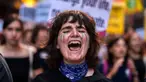Seorang wanita meneriakkan slogan-slogan saat protes Global Climate Strike 'Fridays For Future' di Madrid, Spanyol, Jumat (15/9/2023). Ribuan orang di seluruh dunia turun ke jalan sebagai aksi mendesak upaya perlawanan perubahan iklim dalam Global Climate Strike 2023 mulai 15 September 2023 hingga 17 September 2023. (AP Photo/Manu Fernandez)
