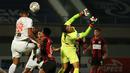 Kiper Persipura Jayapura, Fitrul Dwi Rustapa menghalau bola di udara saat melawan Persija Jakarta dalam laga pekan ke-3 BRI Liga 1 2021/2022 di Stadion Indomilk Arena, Tangerang, Minggu (19/9/2021). Kedua tim bermain imbang 0-0. (Bola.com/Ikhwan Yanuar)