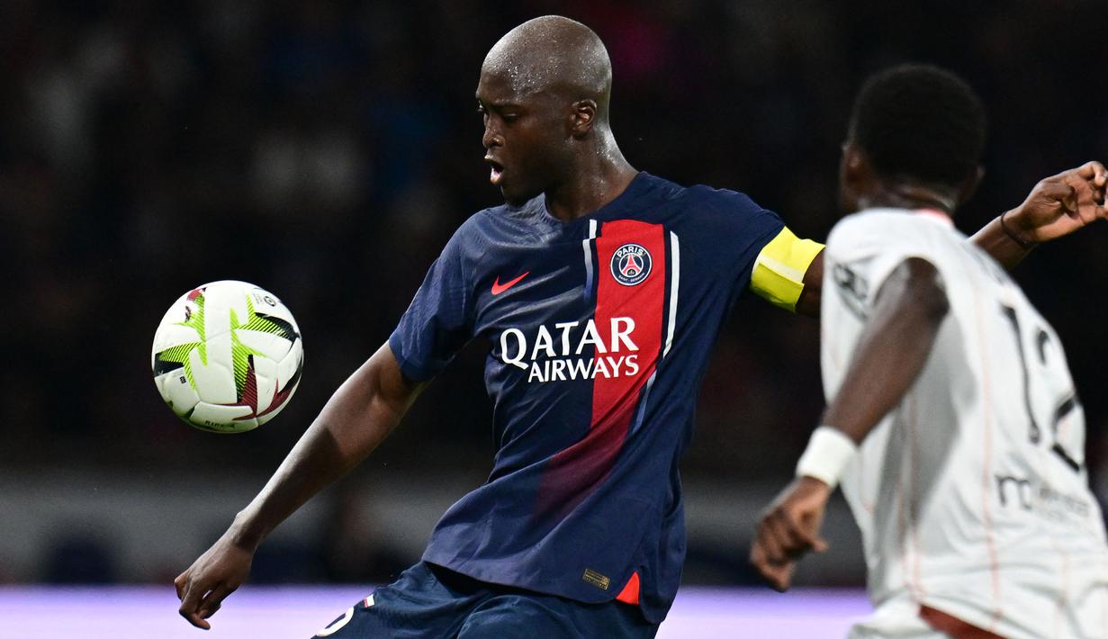 Gelandang bertahan berusia 32 tahun, Danilo Pereira didatangkan PSG dari FC Porto pada awal musim 2021/2022 dengan nilai transfer 16 juta euro. Hingga kini ia telah bermain dalam 157 laga di semua kompetisi bersama PSG dengan torehan 10 gol dan 3 assist. Bersama Timnas Portugal ia telah mengoleksi 74 caps dengan torehan 2 gol dan 3 assist sejak melakukan debut pada 31 Maret 2015. (AFP/Miguel Medina)