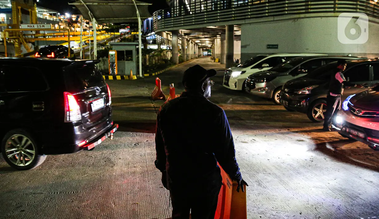 Angka penumpang kapal yang melewati Pelabuhan Merak mencapai 220 ribu orang. (Liputan6.com/Faizal Fanani)