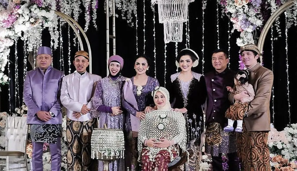 Acara 7 bulanan dihadiri tiga keluarga besar Atta dan Aurel, yakni keluarga Halilintar, Lemos, dan Hermansyah yang kompak mengenakan pakaian serba ungu. [@aurelie.hermansyah.]