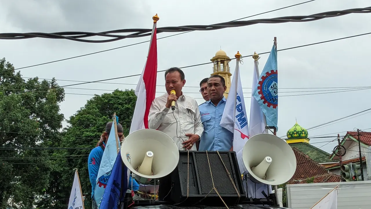 Pekerja buruh berunjuk rasa di halaman kantor DPRD Provinsi Lampung. Foto : (Liputan6.com/Ardi)