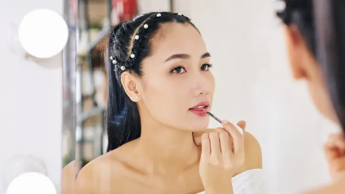 Valentine Ready! Simple Peach Makeup dengan Ombre Lips yang Bikin Bibir Makin Standout