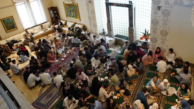 WNI saling bersilaturahmi Halal Bihalal pada perayaan Idul Fitri 1 Syawal 1446 H di Wisma Duta, Bucharest, Minggu, (30/3). (Dok. KBRI Bucharest)