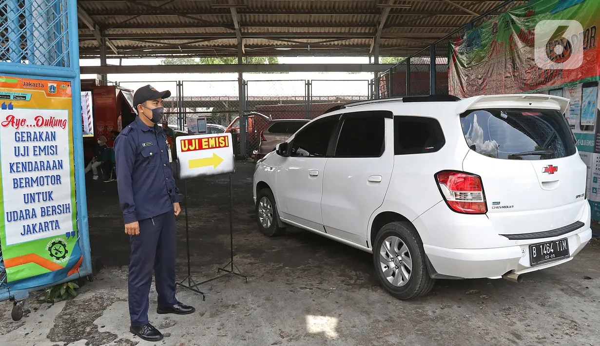 Kendaraan bersiap melakukan uji emisi di Kantor Dinas Lingkungan Hidup DKI kawasan Kramat Jati, Jakarta, Selasa (3/11/2020). Kegiatan bagi kendaraan roda empat berbahan bakar bensin dan solar tersebut untuk mendukung terealisasinya Jakarta Langit Biru. (Liputan6.com/Herman Zakharia)